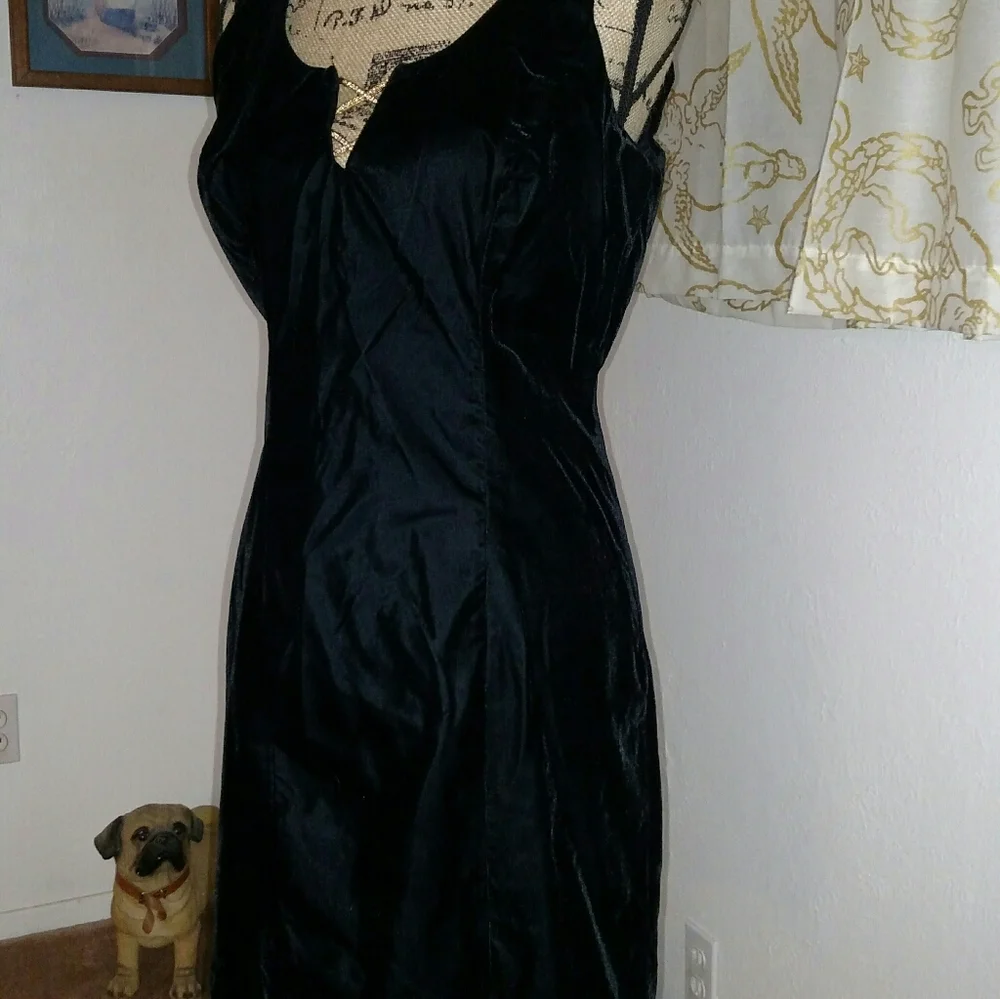 Jeweled neckline detailed Black Velvet dress - Picture 2 of 11